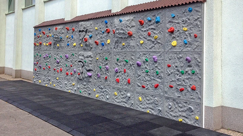 If a climber loses their footing on this boulder wall, WARCO's rubber granulate fall protection slabs, approved for a critical fall height of up to 300 cm, ensure that serious injuries, especially head injuries, are avoided. The fall protection slabs from WARCO can simply be laid on the existing concrete paving.