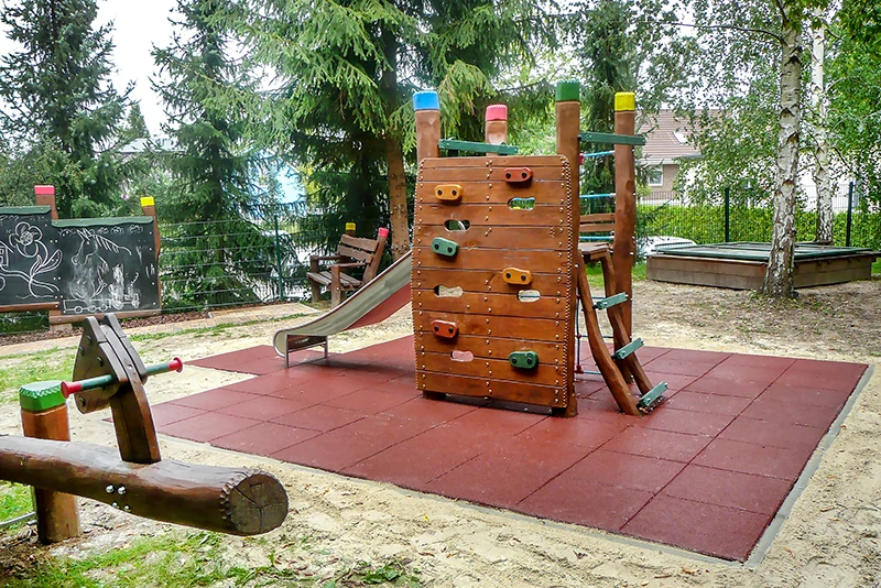 The maintenance-free, synthetic fall protection made of WARCO fall protection slabs is also a particularly advantageous and aesthetically pleasing solution for this natural playground. The red safety tiles provide long-lasting, maintenance-free fall protection around the climbing tower.