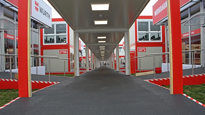 A covered path leads to the individual subject areas at the Würth Information Days 2019. All floor areas are covered with the black exhibition floor click tile.