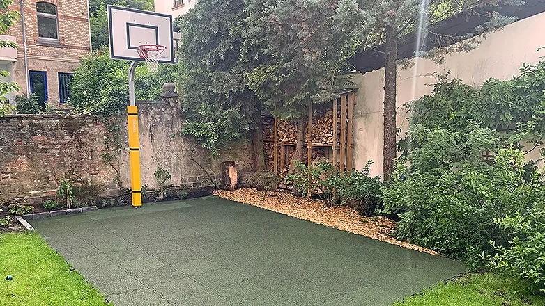 On this picture you can see a nice courtyard of green tiles. The basketball field will not produce a lot of noise from the bouncing of the ball on the WARCO tiles, as the tiles have a noise dampening effect.