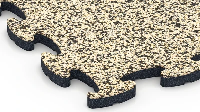 Detail gumových dlaždic WARCO s přesným puzzle systémem, čistými hranami a rovnoměrným formátem.