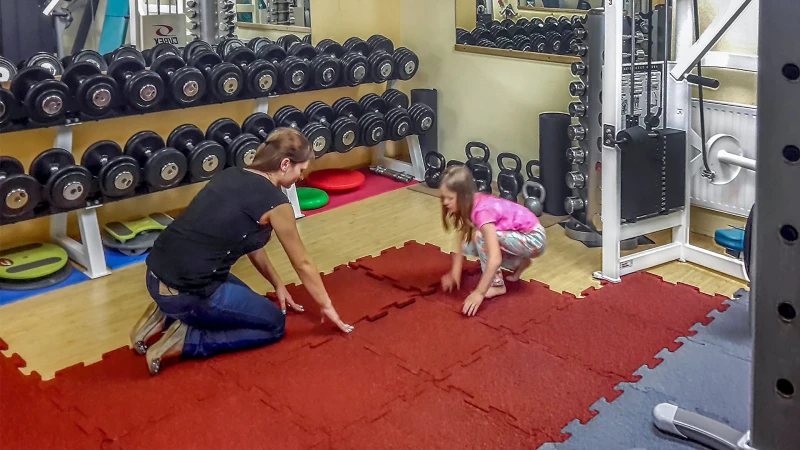 It is child's play to install WARCO fitness flooring, which is equipped with a form-locking assembly system, the zip interlocking, also known as puzzle interlocking, on a subfloor on parquet or laminate at home in the fitness room or home gym.