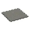 Vnitřní podlahová dlaždice puzzle von WARCO im Farbdesign Šedý granit mit den Abmessungen 1000 x 1000 x 30 mm. Produktfoto von Artikel 5848 in der Aufsicht von schräg vorne.