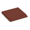Edge tile (one chamfered side) von WARCO im Farbdesign Cihlově červená mit den Abmessungen 500 x 500 x 45 mm. Produktfoto von Artikel 0432 in der Aufsicht von schräg vorne.
