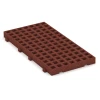 Gumová zatravňovací dlažba na dětské hřiště von WARCO im Farbdesign Cihlově červená mit den Abmessungen 100 × 50 × 6,5 cm. Produktfoto von Artikel 6117 in der Aufsicht von schräg vorne.