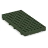 Gumová zatravňovací dlažba na dětské hřiště von WARCO im Farbdesign Travní zelená mit den Abmessungen 100 × 50 × 8 cm. Produktfoto von Artikel 6120 in der Aufsicht von schräg vorne.