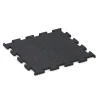 Fitness Performance Elite gumová podlaha do fitness von WARCO im Farbdesign Lehce červeně kropenatá mit den Abmessungen 50 x 50 x 1,5 cm | 0,25 m². Produktfoto von Artikel 3769 in der Aufsicht von schräg vorne.