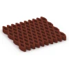Dopadová zatravňovací dlažba von WARCO im Farbdesign Cihlově červená mit den Abmessungen 100 × 100 × 8 cm. Produktfoto von Artikel 7013 in der Aufsicht von schräg vorne.