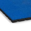 Detailaufnahme der Randausprägung von WARCO-Produkt 5464, Bezpečnostní dlaždice na dětské hřiště 3 cm - EN 1177 ≤ 100 cm, Format 500 x 500 x 30 mm, Farbe Genciánová modř.