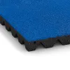 Detailaufnahme der Randausprägung von WARCO-Produkt 5530, Bezpečnostní dlaždice na dětské hřiště 4,5 cm - EN 1177 ≤ 135 cm, Format 500 x 500 x 45 mm, Farbe Genciánová modř.