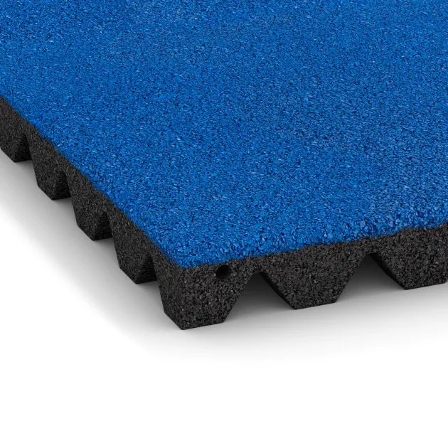 Detailaufnahme der Randausprägung von WARCO-Produkt 5530, Bezpečnostní dlaždice na dětské hřiště 4,5 cm - EN 1177 ≤ 135 cm, Format 500 x 500 x 45 mm, Farbe Genciánová modř.
