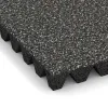 Detailaufnahme der Randausprägung von WARCO-Produkt 5574, Bezpečnostní dlaždice na dětské hřiště 5 cm - EN 1177 ≤ 145 cm, Format 500 x 500 x 50 mm, Farbe Tmavě šedý granit.