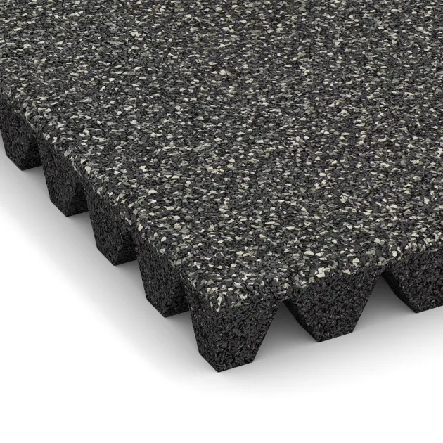 Detailaufnahme der Randausprägung von WARCO-Produkt 5574, Bezpečnostní dlaždice na dětské hřiště 5 cm - EN 1177 ≤ 145 cm, Format 500 x 500 x 50 mm, Farbe Tmavě šedý granit.