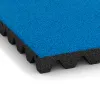 Detailaufnahme der Randausprägung von WARCO-Produkt 5564, Bezpečnostní dlaždice na dětské hřiště 5 cm - EN 1177 ≤ 145 cm, Format 500 x 500 x 50 mm, Farbe Nebe modrá.