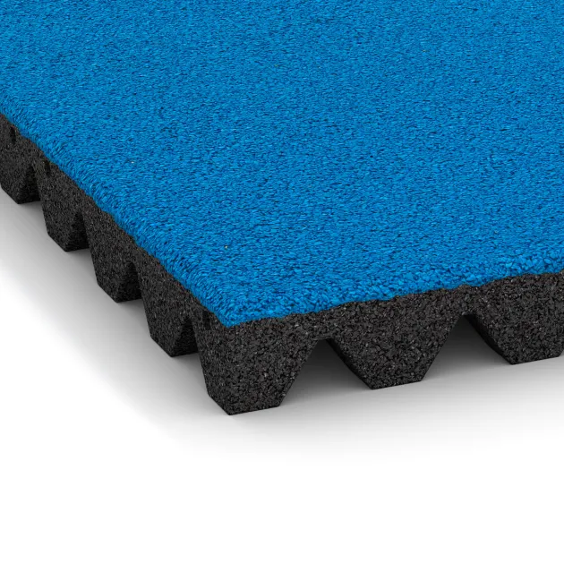 Detailaufnahme der Randausprägung von WARCO-Produkt 5564, Bezpečnostní dlaždice na dětské hřiště 5 cm - EN 1177 ≤ 145 cm, Format 500 x 500 x 50 mm, Farbe Nebe modrá.