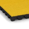 Detailaufnahme der Randausprägung von WARCO-Produkt 5569, Bezpečnostní dlaždice na dětské hřiště 5 cm - EN 1177 ≤ 145 cm, Format 500 x 500 x 50 mm, Farbe Citronová žlutá.