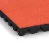 Detailaufnahme der Randausprägung von WARCO-Produkt 5571, Bezpečnostní dlaždice na dětské hřiště 5 cm - EN 1177 ≤ 145 cm, Format 500 x 500 x 50 mm, Farbe Světle červenooranžová.
