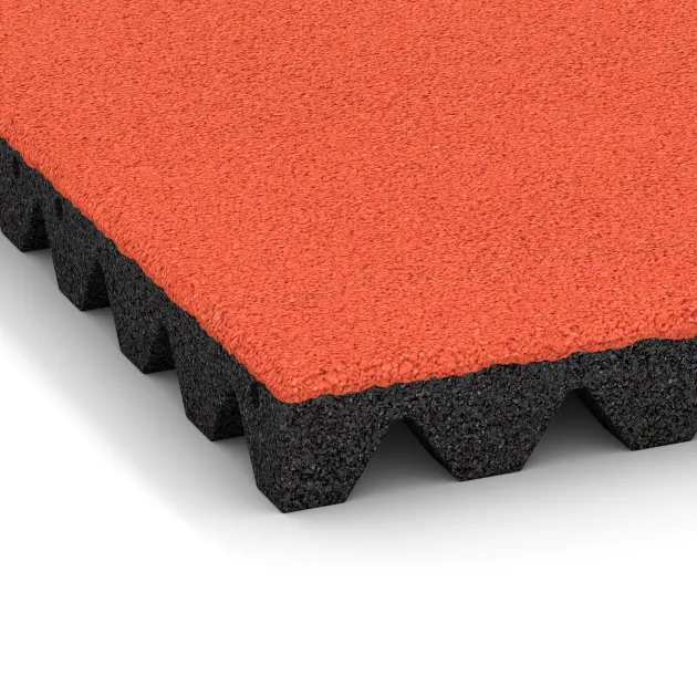 Detailaufnahme der Randausprägung von WARCO-Produkt 5571, Bezpečnostní dlaždice na dětské hřiště 5 cm - EN 1177 ≤ 145 cm, Format 500 x 500 x 50 mm, Farbe Světle červenooranžová.