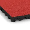 Detailaufnahme der Randausprägung von WARCO-Produkt 5572, Bezpečnostní dlaždice na dětské hřiště 5 cm - EN 1177 ≤ 145 cm, Format 500 x 500 x 50 mm, Farbe Červená Růže.