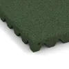 Detailaufnahme der Randausprägung von WARCO-Produkt 5556, Bezpečnostní dlaždice na dětské hřiště 5 cm - EN 1177 ≤ 145 cm, Format 500 x 500 x 50 mm, Farbe Trávově zelená.