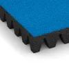Detailaufnahme der Randausprägung von WARCO-Produkt 5601, Bezpečnostní dlaždice na dětské hřiště 8 cm - EN 1177 ≤ 215 cm, Format 500 x 500 x 80 mm, Farbe Nebe modrá.