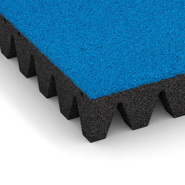 Detailaufnahme der Randausprägung von WARCO-Produkt 5601, Bezpečnostní dlaždice na dětské hřiště 8 cm - EN 1177 ≤ 215 cm, Format 500 x 500 x 80 mm, Farbe Nebe modrá.