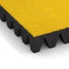 Detailaufnahme der Randausprägung von WARCO-Produkt 5606, Bezpečnostní dlaždice na dětské hřiště 8 cm - EN 1177 ≤ 215 cm, Format 500 x 500 x 80 mm, Farbe Citronová žlutá.