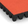 Detailaufnahme der Randausprägung von WARCO-Produkt 5608, Bezpečnostní dlaždice na dětské hřiště 8 cm - EN 1177 ≤ 215 cm, Format 500 x 500 x 80 mm, Farbe Světle červenooranžová.