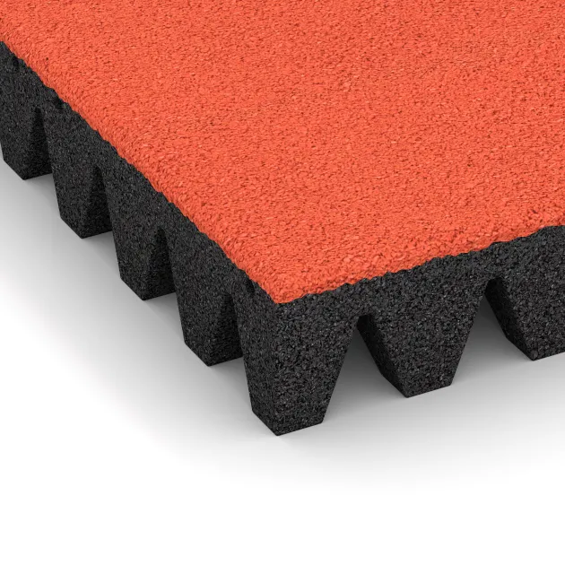 Detailaufnahme der Randausprägung von WARCO-Produkt 5608, Bezpečnostní dlaždice na dětské hřiště 8 cm - EN 1177 ≤ 215 cm, Format 500 x 500 x 80 mm, Farbe Světle červenooranžová.