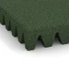 Detailaufnahme der Randausprägung von WARCO-Produkt 5596, Bezpečnostní dlaždice na dětské hřiště 8 cm - EN 1177 ≤ 195 cm, Format 500 x 500 x 80 mm, Farbe Trávově zelená.