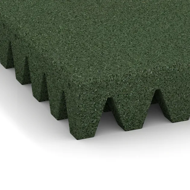 Detailaufnahme der Randausprägung von WARCO-Produkt 5596, Bezpečnostní dlaždice na dětské hřiště 8 cm - EN 1177 ≤ 195 cm, Format 500 x 500 x 80 mm, Farbe Trávově zelená.