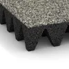 Detailaufnahme der Randausprägung von WARCO-Produkt 5645, Bezpečnostní dlaždice na dětské hřiště 10 cm - EN 1177 ≤ 300 cm, Format 500 x 500 x 100 mm, Farbe Světlý granit.