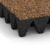 Detailaufnahme der Randausprägung von WARCO-Produkt 5647, Bezpečnostní dlaždice na dětské hřiště 10 cm - EN 1177 ≤ 300 cm, Format 500 x 500 x 100 mm, Farbe Terra Cotta.