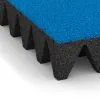 Detailaufnahme der Randausprägung von WARCO-Produkt 5632, Bezpečnostní dlaždice na dětské hřiště 10 cm - EN 1177 ≤ 300 cm, Format 500 x 500 x 100 mm, Farbe Nebe modrá.