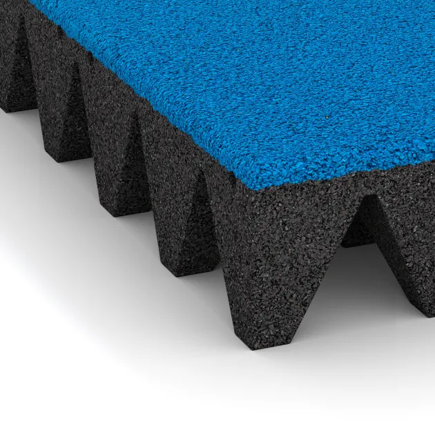 Detailaufnahme der Randausprägung von WARCO-Produkt 5632, Bezpečnostní dlaždice na dětské hřiště 10 cm - EN 1177 ≤ 300 cm, Format 500 x 500 x 100 mm, Farbe Nebe modrá.