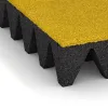 Detailaufnahme der Randausprägung von WARCO-Produkt 0740, Gumová dopadová dlaždice na dětské hřiště, Format 500 x 500 x 100 mm, Farbe Citronová žlutá.