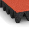 Detailaufnahme der Randausprägung von WARCO-Produkt 0742, Gumová dopadová dlaždice na dětské hřiště, Format 500 x 500 x 100 mm, Farbe Světle červenooranžová.