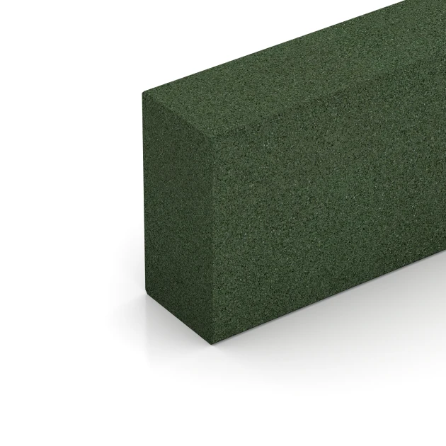 Detailaufnahme der Randausprägung von WARCO-Produkt 7030, Schod z gumového granulátu, Format 100 x 30 x 15 cm, Farbe Travní zelená.