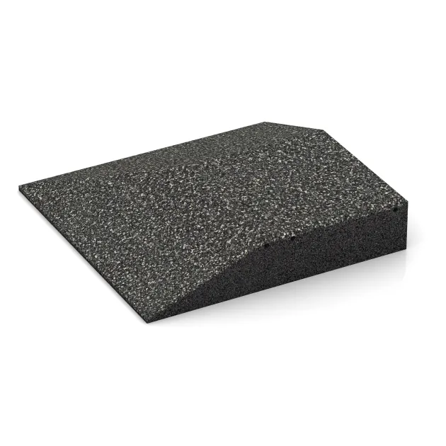 Detailaufnahme der Randausprägung von WARCO-Produkt 3833, Corner tile (two chamfered sides), Format 500 x 500 x 100 mm, Farbe Tmavě šedý granit.