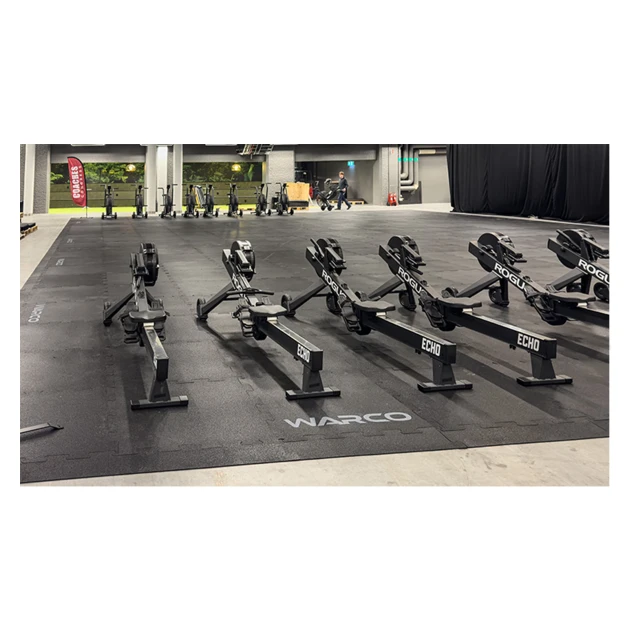 Detailaufnahme der Randausprägung von WARCO-Produkt 6191, Podlaha k pronájmu Fitness Performance Elite, Format 15 × 20 m | 300 m², Farbe Antracit.