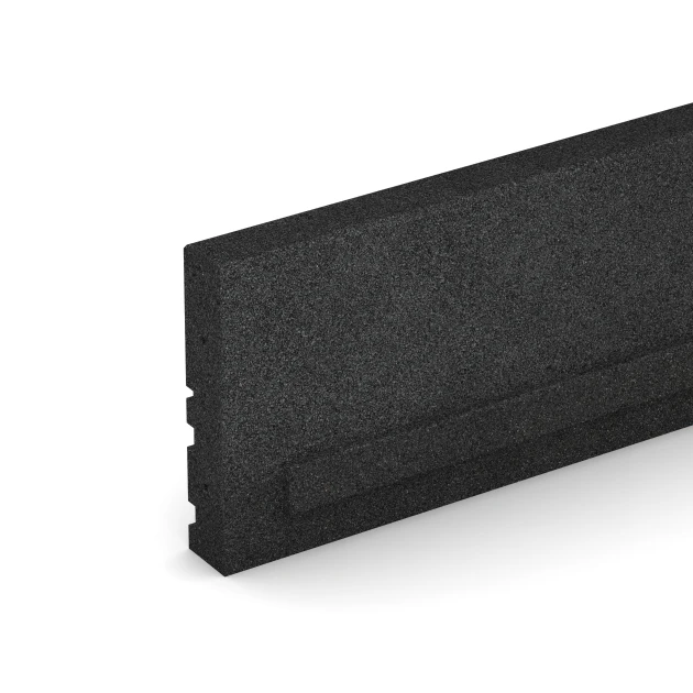 Detailaufnahme der Randausprägung von WARCO-Produkt 3784, Flexibilní gumový obrubník, Format 100 × 5 × 25 cm, Farbe Antracit.