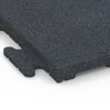 Detailaufnahme der Randausprägung von WARCO-Produkt 7055, Gumová dlažba Linea, Format 50 x 50 x 3 cm | 0,25 m², Farbe Břidlicová šedá.