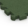 Detailaufnahme der Randausprägung von WARCO-Produkt 6982, Dlaždice na hřiště, Format 50 x 50 x 4 cm | 0,25 m², Farbe Travní zelená.