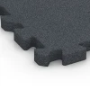 Detailaufnahme der Randausprägung von WARCO-Produkt 6996, Fitness podlaha, Format 50 x 50 x 4 cm | 0,25 m², Farbe Břidlicová šedá.