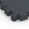 Detailaufnahme der Randausprägung von WARCO-Produkt 6319, Puzzle dlaždice na dětské hřiště, Format 50 x 50 x 6 cm | 0,25 m², Farbe Břidlicová šedá.