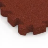 Detailaufnahme der Randausprägung von WARCO-Produkt 6402, Dopadová dlaždice – 190 cm, Format 50 x 50 x 5 cm | 0,25 m², Farbe Cihlově červená.