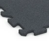Detailaufnahme der Randausprägung von WARCO-Produkt 6315, Puzzle dlaždice na dětské hřiště, Format 50 x 50 x 2 cm | 0,25 m², Farbe Břidlicová šedá.