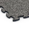 Detailaufnahme der Randausprägung von WARCO-Produkt 6913, Veletržní klik dlaždice, Format 44,6 x 44,6 x 1,8 cm, Farbe Tmavě šedá žula.