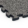 Detailaufnahme der Randausprägung von WARCO-Produkt 6940, Terasová gumová dlažba, Format 44,6 x 44,6 × 2,8 cm, Farbe Tmavě šedá žula.