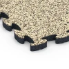 Detailaufnahme der Randausprägung von WARCO-Produkt 6955, Sportovní dlaždice hřiště, Format 44,6 x 44,6 × 2,8 cm, Farbe Travertin.